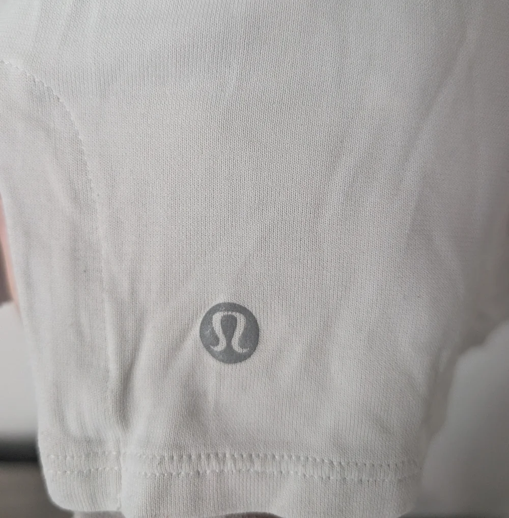 Lululemon Light Gray Athletic Women's Long Sleeve Top‎
